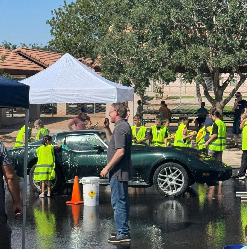 Crianças da Primária e líderes pais lavam carros e obtêm doações de brinquedos para o hospital infantil de Mesa, Arizona, em 11 de setembro de 2025.