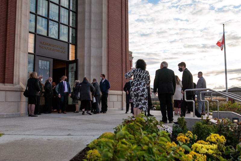 As pessoas se misturam entre as sessões da dedicação do Templo de Winnipeg Manitoba em Winnipeg, Canadá, domingo, 31 de outubro de 2021.