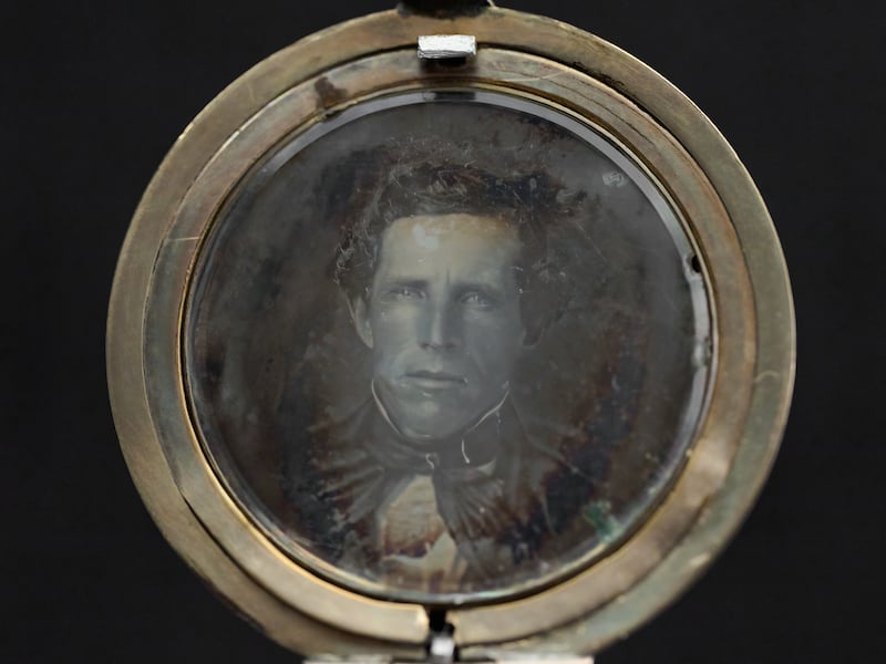 Um medalhão contendo um daguerreótipo relatado ser da década de 1840. Alguns acreditam que pode ser uma imagem de Joseph Smith.
