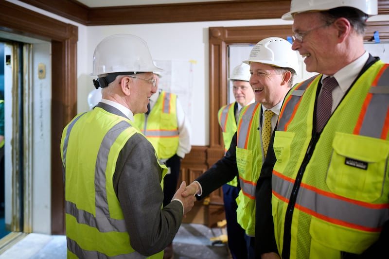 Presidente D. Todd Christofferson, à esquerda, cumprimenta membros do Bispado Presidente durante um tour pelo Templo de Salt Lake.