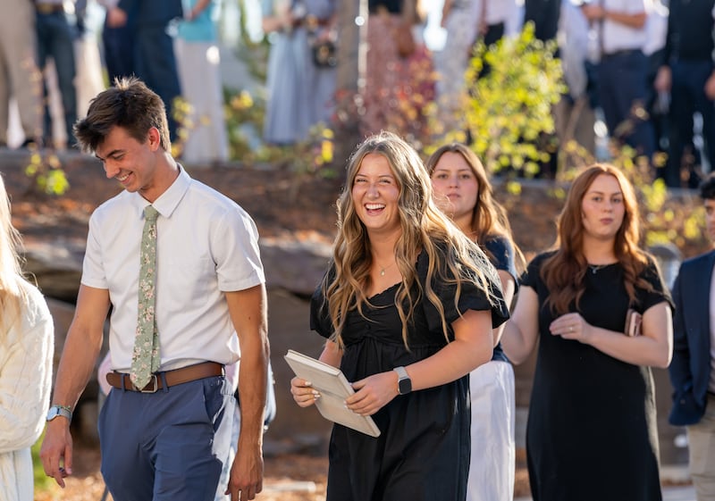 Estudantes da BYU-Idaho se reúnem no I-Center do campus de Rexburg, Idaho, para o devocional com Élder David A. Bednar do Quórum dos Doze Apóstolos e sua esposa, Irmã Susan Bednar, na quinta-feira, 8 de outubro de 2026.