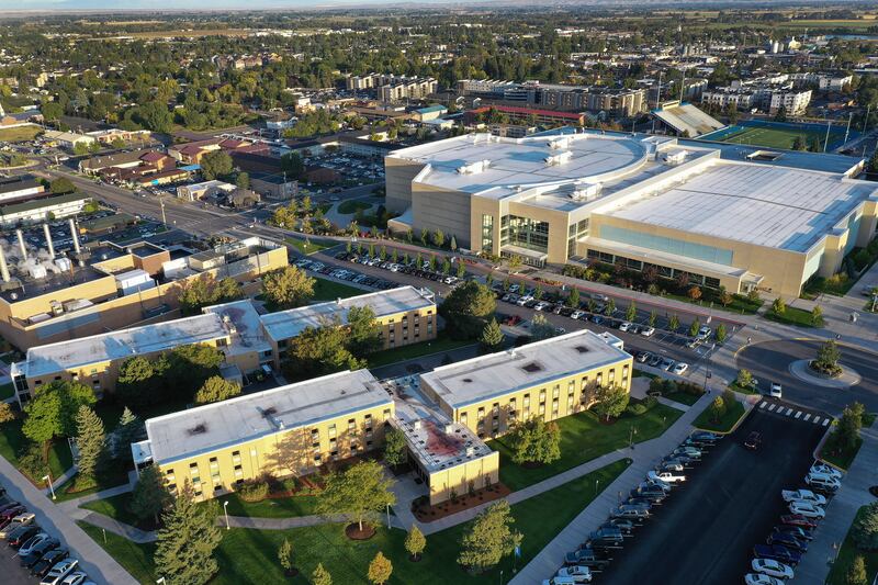 O élder David A. Bednar, do Quórum dos Doze Apóstolos e a esposa, irmã Susan Bednar, discursa para alunos da BYU-Idaho num devocional realizado no Centro BYU-Idaho em Rexburg, Idaho, no domingo, 22 de setembro