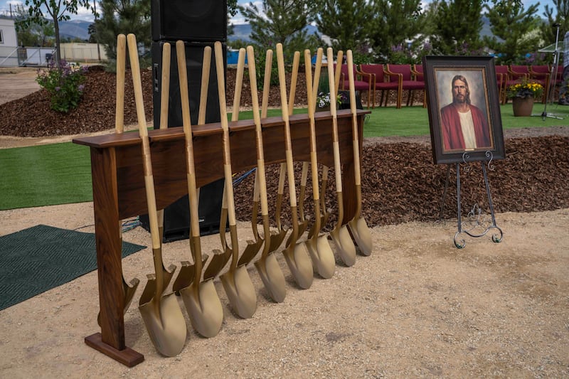 Pás a serem usadas para a cerimônia de revolvimento do solo na inauguração do Templo de Missoula Montana estão prontas.