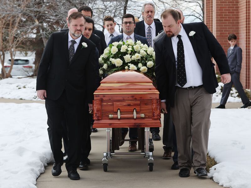 O caixão da irmã Mary Hales, esposa do falecido Élder Robert D. Hales, do Quórum dos Doze Apóstolos, é transportado da capela da Igreja durante seu funeral em North Salt Lake, no sábado, 21 de janeiro de 2023.