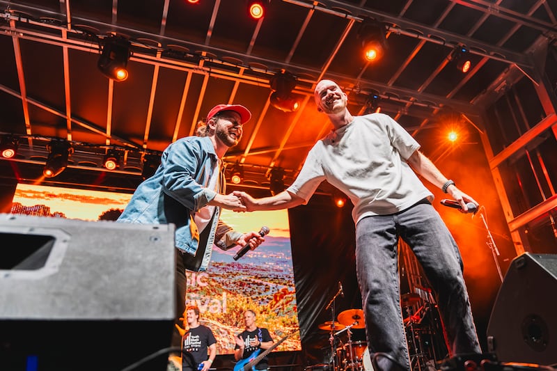 Garon Brett e Patch Crowe apertam as mãos durante o Festival de Música Juvenil de Las Vegas na UNLV no sábado, 17 de outubro de 2026.