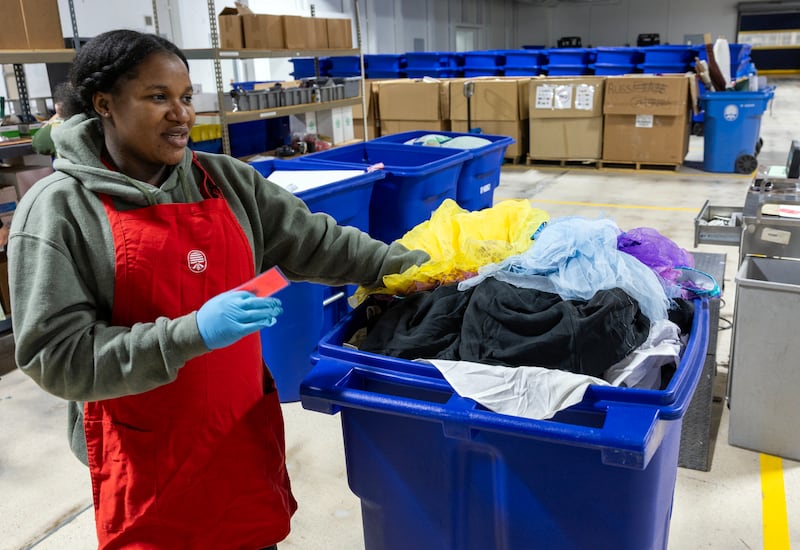 Zipporah Markus seleciona roupas no Centro Humanitário de A Igreja de Jesus Cristo dos Santos dos Últimos Dias de Salt Lake City, Utah, na terça-feira, 19 de maio de 2026.