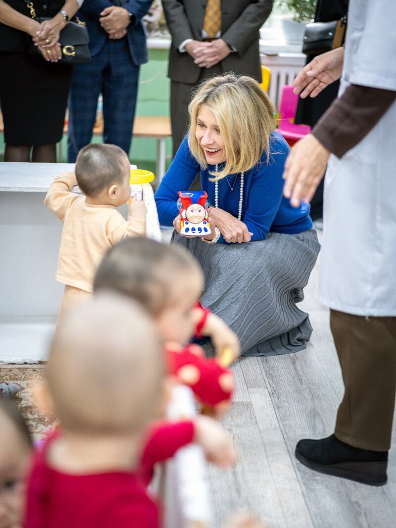 A Presidente Camille N. Johnson visita o Centro de Reabilitação Infantil e Apoio à Família de Bishkek, no Quirguistão, no sábado, 28 de fevereiro de 2026.