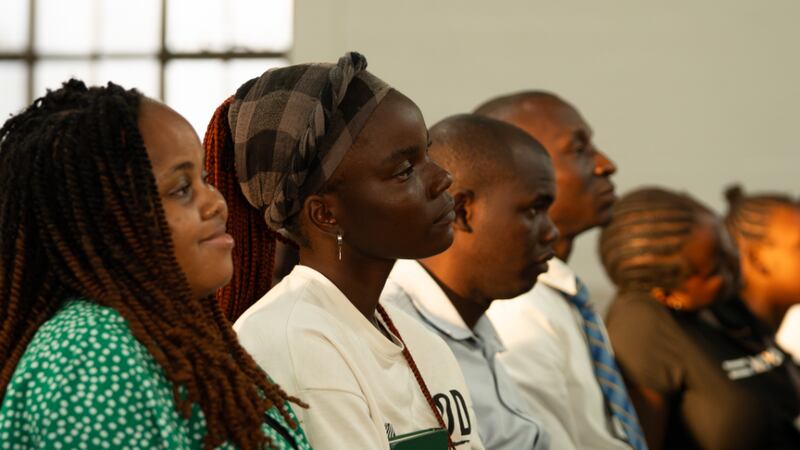 Líderes de jovens assistem a uma reunião instrutiva na Cappella Palmeiras em Beira, Moçambique, 3 de setembro de 2026.