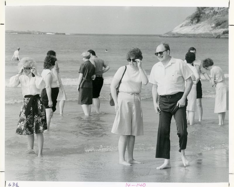 Membros do Tabernacle Choir at Temple Square fazem uma curta pausa em uma praia em Guarujá, Brasil, entre concertos em São Paulo, Brasil, em maio de 1981.