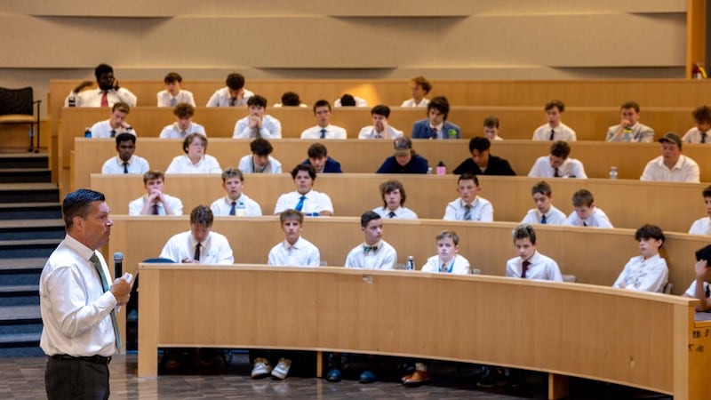 Élder M. Shayne Olsen fala aos jovens em uma sala de aula na conferência For the Strength of Youth em Kamloops, Colúmbia Britânica, Canadá, em agosto de 2026.