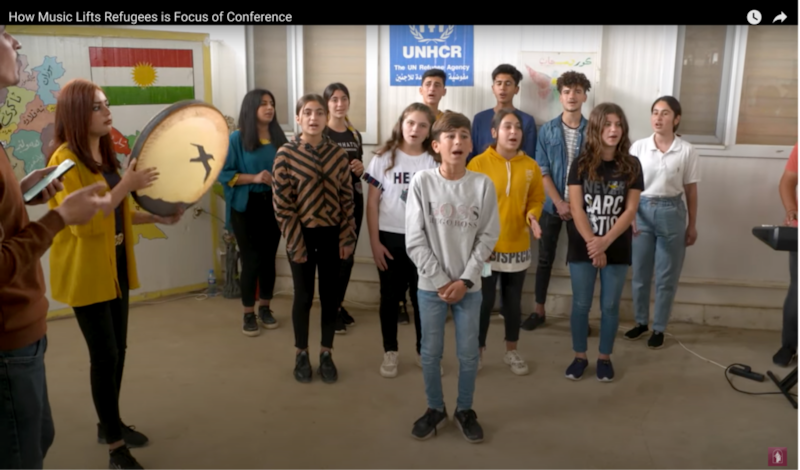 Imagem do vídeo recentemente lançado, “Music Lifts Refugees”.