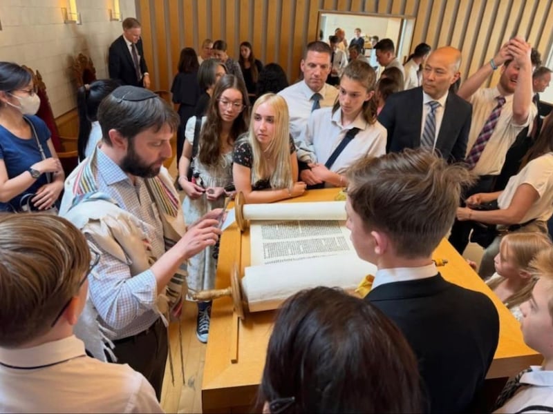 O Rabino Andrew Scheer compartilha informações sobre a Torá com jovens e membros adultos do Ramo (English) da Zona de Tóquio do Sul de A Igreja de Jesus Cristo dos Santos dos Últimos Dias durante uma visita à Sinagoga da Comunidade Judaica do Japão em 17 de maio de 2026 em Tóquio.