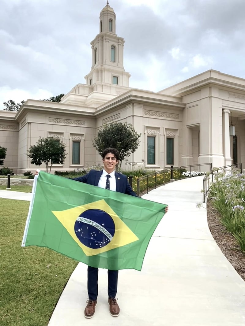 Alex Mendez está em frente ao Templo de Tallahassee Florida enquanto se prepara para servir como missionário no Brasil em junho de 2025.
