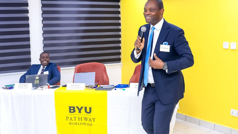 O Presidente Victor B. Ukorebi, Gerente de Área Internacional Sênior da Igreja para a África e presidente da Estaca Lekki Nigéria, fala sobre a inscrição no BYU–Pathway Worldwide em Lagos, Nigéria, em julho de 2026.