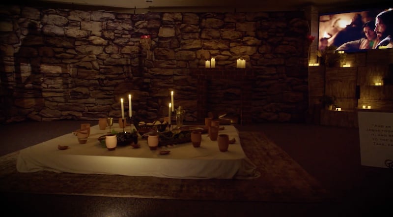 A sala de uma capela de Herriman, Utah, é transformada para ilustrar cenas da Última Ceia, em 9-10 de abril de 2025.