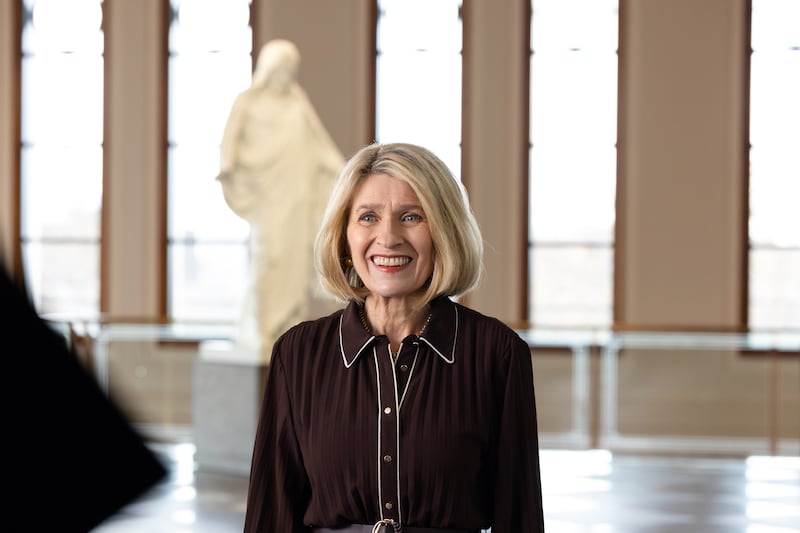 A Presidente Camille N. Johnson fala no Centro de Conferências em Salt Lake City durante a filmagem do devocional mundial da Sociedade de Socorro de 2026.