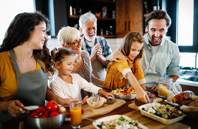Retrato de uma família cozinhando na cozinha de casa.