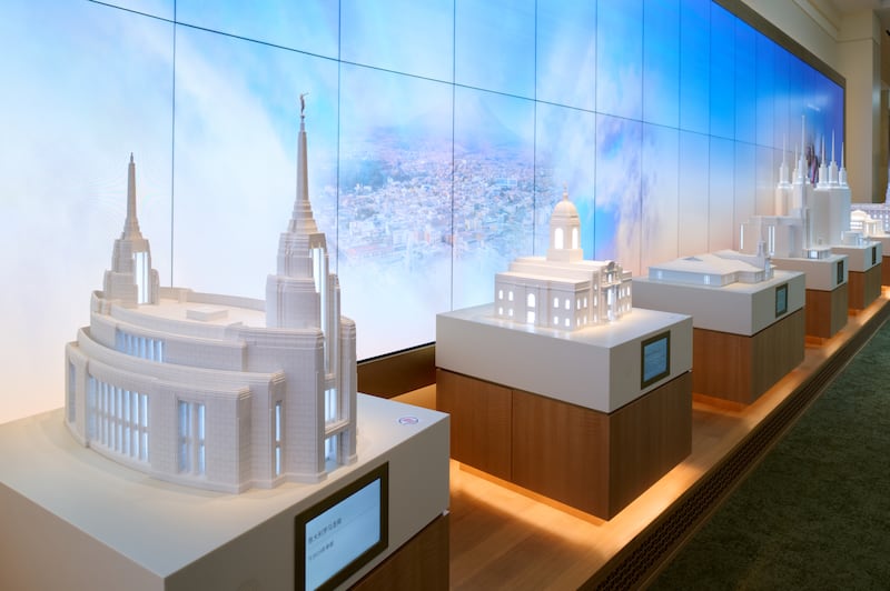 Uma exposição de 11 templos em miniatura construídos em escala representa a presença global das casas do Senhor no nível inferior do Centro de Visitantes da Praça do Templo.
