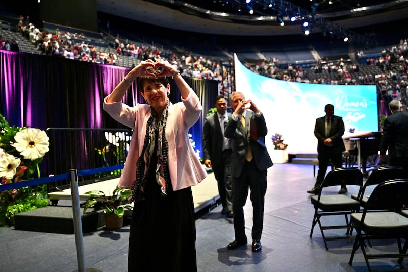 Sister Susan Bednar, à esquerda, e Elder David A. Bednar, à direita, fazem um sinal de coração para os participantes da BYU Women's Conference, no Marriott Center em Provo, Utah, na sexta-feira, 1 de maio de 2026.