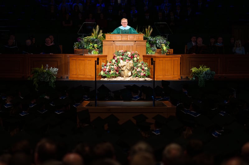 R. Kelly Haws, assistente do comissário de educação da Igreja, faz comentários durante a formatura no BYU-Idaho Center em Rexburg, Idaho, na quinta-feira, 18 de dezembro de 2025.