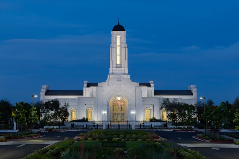O Templo da Califórnia de Modesto à noite.