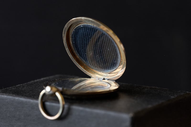 Um medalhão contendo uma daguerreotipia datada da década de 1840. Alguns acreditam que pode ser uma imagem de Joseph Smith.
