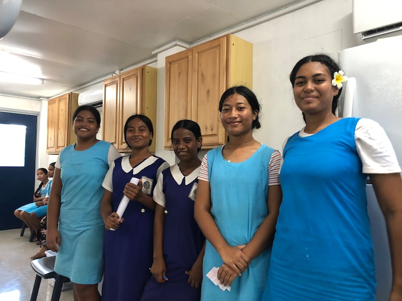 Estudantes aguardam para receber tratamento dentário na clínica Moroni de Eita, Kiribati, 2024.