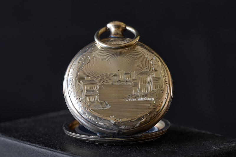Um medalhão contendo uma daguerreotipia relatada como sendo da década de 1840. Alguns acreditam que possa ser uma imagem de Joseph Smith.