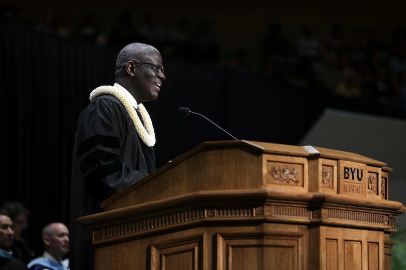 Elder Peter M. Johnson, um Setenta Autoridade Geral, fala durante a formatura da BYU–Hawaii na sexta-feira, 17 de abril de 2026, no Cannon Activities Center em Laie, Havai.