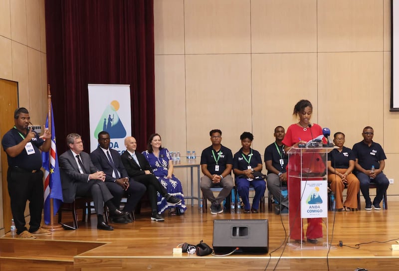 Líderes da Igreja e conselheiros do FSY assistem à cerimônia de abertura da conferência Para a Força da Juventude em Praia, Cabo Verde, 17 de agosto de 2026.