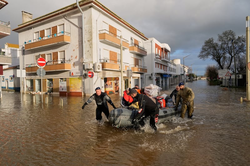 Residentes são evacuados por bote inflável após fortes chuvas e inundações de Alcácer do Sal, Portugal, 6 de fevereiro de 2026.