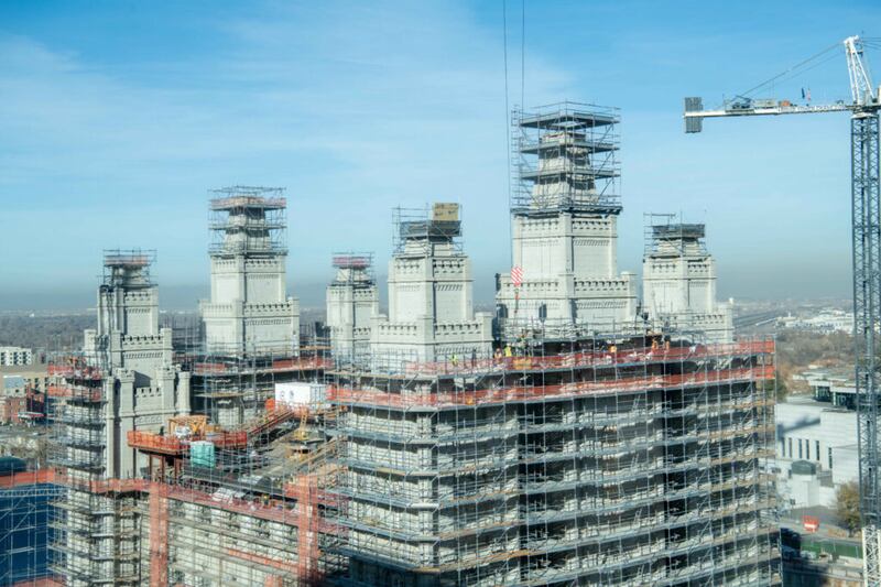 O processo de remoção e catalogação de pedras para reparo e restauração das torres e paredes do lado leste do templo é visto a partir do Joseph Smith Memorial Building, no centro de Salt Lake City, em dezembro de 2021.