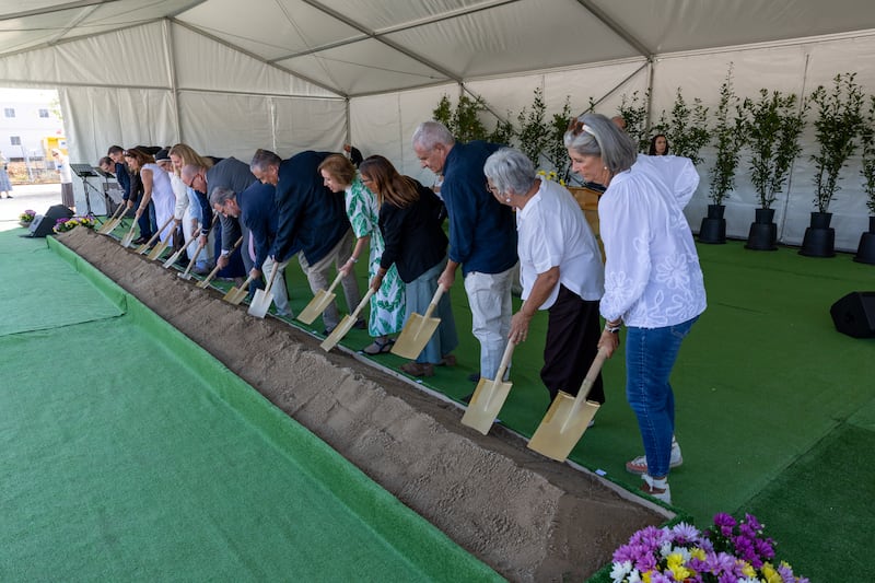 Membros locais de A Igreja de Jesus Cristo dos Santos dos Últimos Dias e membros da comunidade lançam a pedra fundamental do Templo de Barcelona, Espanha, no sábado, 19 de setembro de 2026, em Barcelona, Catalunha, Espanha. Élder James W. McConkie III, oitavo da direita, e sua esposa, Irmã Laurel McConkie, nona da direita, participaram do lançamento da pedra fundamental.
