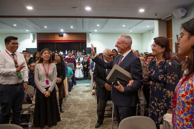 Élder Ulisses Soares do Quórum dos Doze Apóstolos e sua esposa, Irmã Rosana Soares, cumprimentam membros em uma conferência especial de estaca na Cidade do México, México, em 30 de agosto de 2026.