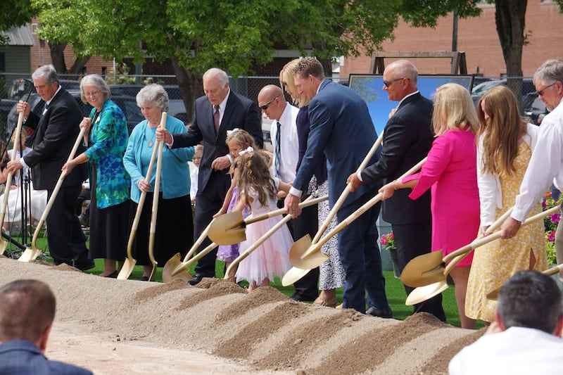 Elder Ryan K. Olsen, ao centro, junta-se aos membros locais na cerimônia de abertura de terra do Templo de Montpelier Idaho no sábado, 17 de junho de 2023.