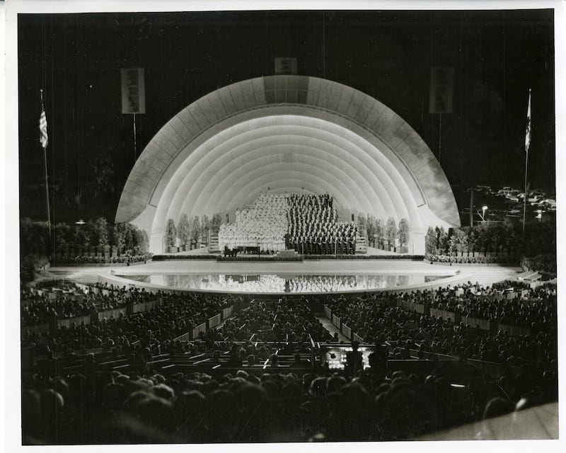 O Coro do Tabernáculo na Praça do Templo apresentou-se no Hollywood Bowl em Los Angeles, Califórnia, em maio de 1963.