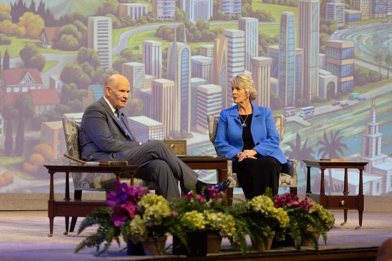 Élder Dale G. Renlund, do Quórum dos Doze Apóstolos, e sua esposa, irmã Ruth Renlund, discursam durante um Devocional Mundial para jovens adultos no Tabernáculo de Salt Lake na Praça do Templo, transmitido no domingo, 11 de setembro de 2022.