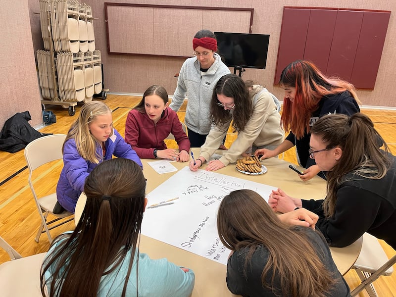 Rapazes e moças da Ala Rock Creek da Estaca Syracuse Utah Oeste, participam de uma noite “Strive To Be”, em 16 de fevereiro de 2023. A atividade foi elaborada para ajudar a motivar os jovens a estabelecerem metas e trabalharem em seu desenvolvimento pessoal, como parte do programa para crianças e jovens da Igreja.