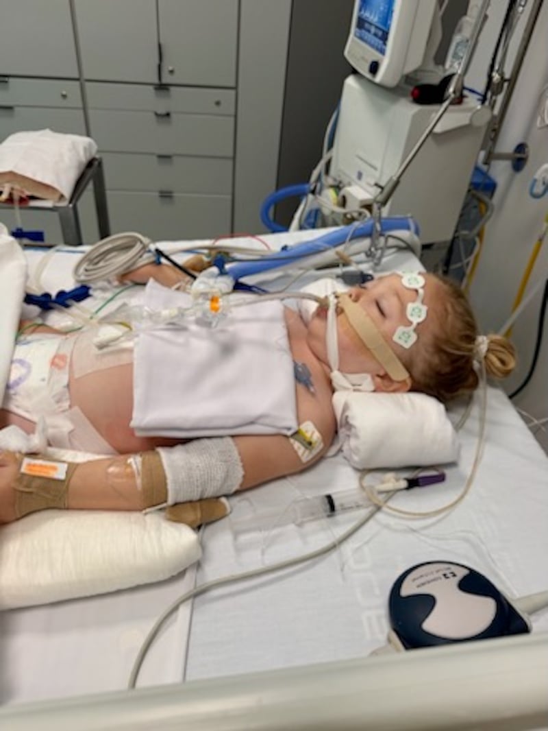 Estelle Santiago, então com 3 anos de idade, jazia em coma em um hospital no Uruguai em janeiro de 2026.