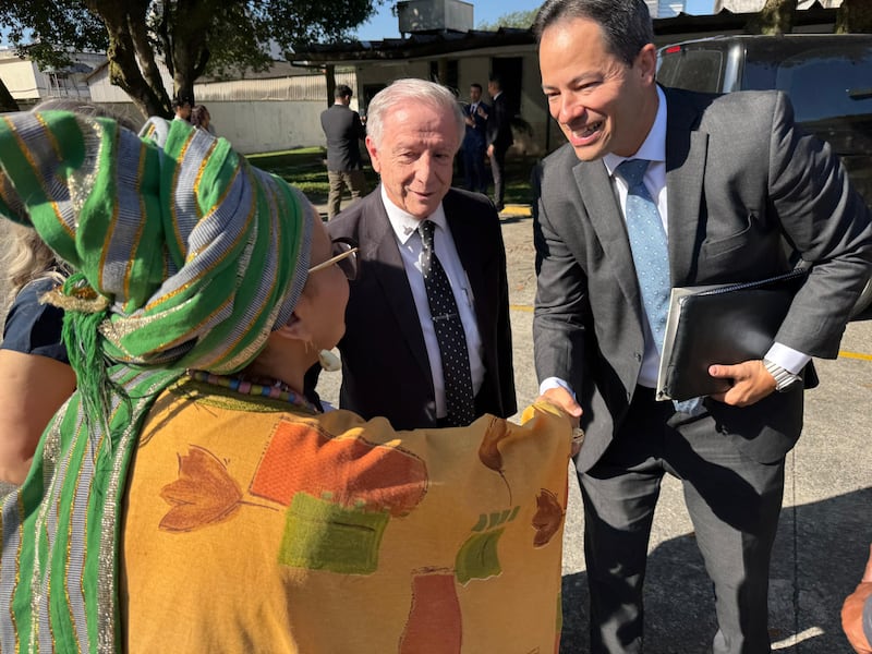 Élder Ronald M. Barcellos, um Setenta Autoridade Geral e conselheiro da presidência da Área Brasil, à direita, conversa com os participantes na cerimônia de colocação da pedra fundamental do Templo Brasil em Santos no sábado, 1º de agosto de 2026, em Santos, Brasil.