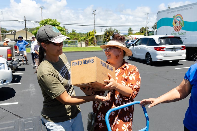 Membros de A Igreja de Jesus Cristo dos Santos dos Últimos Dias descarregam doações de alimentos da Igreja em Hilo, Havaí, em 13 de junho de 2026. O Havaí é o 50º estado a receber uma doação em homenagem ao 250º aniversário dos Estados Unidos.