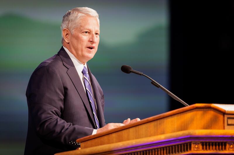Elder John A. McCune, um Setenta Autoridade Geral, discursa no Marriott Center durante o devocional semanal da BYU na terça-feira, 9 de dezembro de 2025, em Provo, Utah.