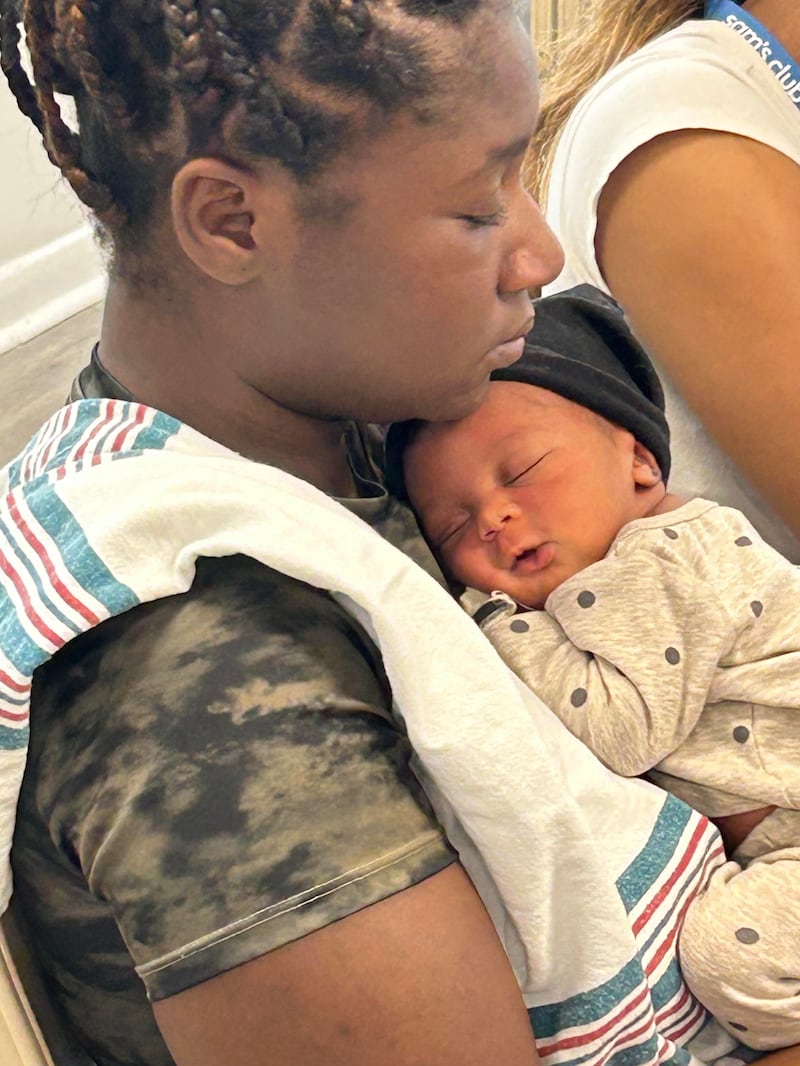 Uma participante do MyBaby4Me segura seu novo bebê em Memphis, Tennessee.