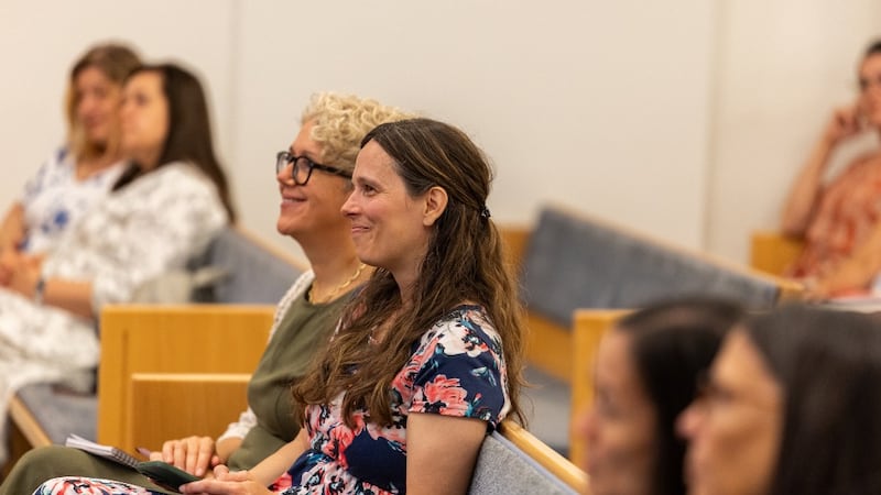 Mulheres ouvem a Irmã Kristin M. Yee durante o devocional em Offenbach, Alemanha, em 29 de agosto de 2026.