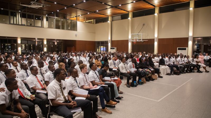 Missionários do Ghana Missionary Training Center ouvem Elder Quentin L. Cook em o devocional realizado em 17 de fevereiro de 2026.