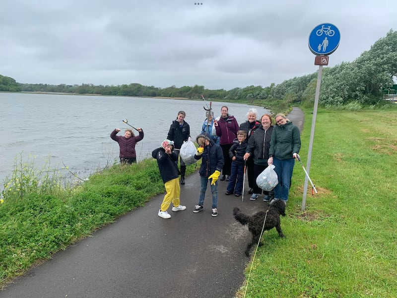 Membros da Estaca Poole Inglaterra recolhem o lixo em volta de Holes Bay em Poole, Inglaterra, em 8 de maio de 2023, como parte do Big Help Out.