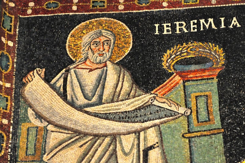 O profeta Jeremias segura um de seus pergaminhos em uma pintura da basílica bizantina de St. Vitalis em Ravenna, Itália, que foi inscrita no Patrimônio Mundial da UNESCO.