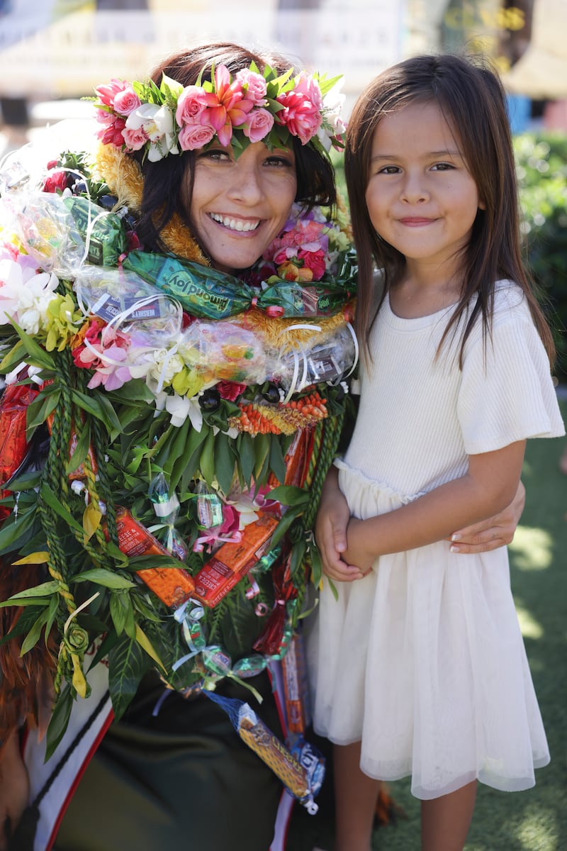 Os formandos da BYU–Hawaii celebram com família e amigos fora do Cannon Activities Center em Laie, Hawaii, após a cerimônia de formatura na sexta-feira, 12 de dezembro de 2025.