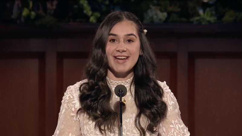 Laudy R. Kaouk fala durante a sessão da noite de sábado da 190ª Conferência Geral Anual no dia 4 de abril, 2020.