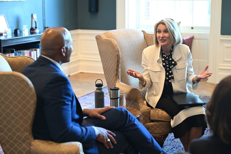A Presidente Camille N. Johnson fala com o Governador de Maryland Wes Moore em seu escritório em Annapolis, Maryland, na sexta-feira, 15 de maio de 2026.